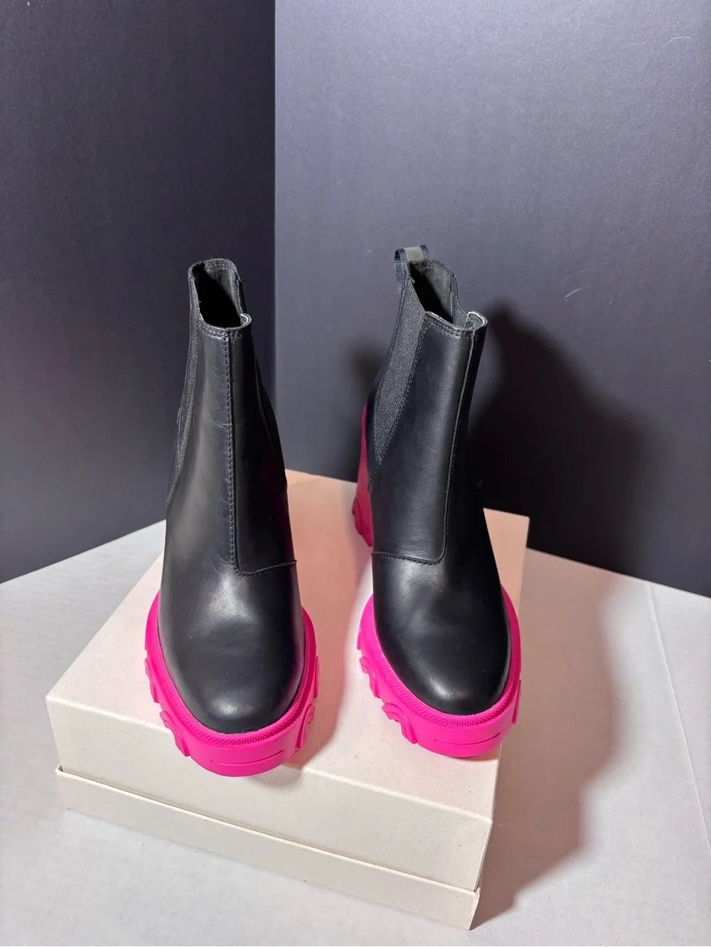 SOREL Brex Heel Chelsea Boots NWT Black Leather Hot Pink Sole Size 8.5